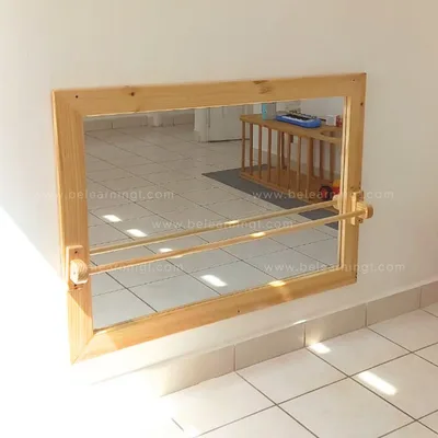 Espejo Montessori con barra frontal